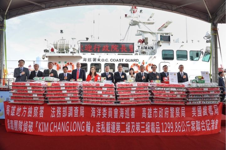 行政院長卓榮泰（右七）30日到高雄出席偵破跨境運毒案記者會，美國在台協會（AIT）處長谷立言（左五）等人陪同。圖/行政院提供