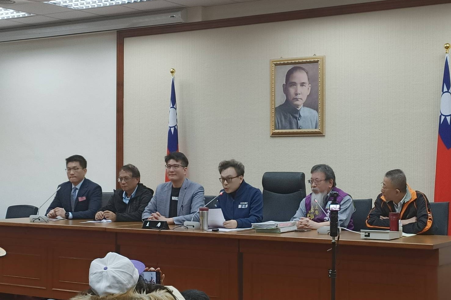 左起前市議員童仲彥、真理大學教授吳景欽、民眾黨中央委員張凱鈞、國民黨立委鄭正鈐、司法改革黨主席張靜、親民黨發言人胡文崎9日召開記者會為資深媒體人彭文正發聲。圖/記者簡立欣攝