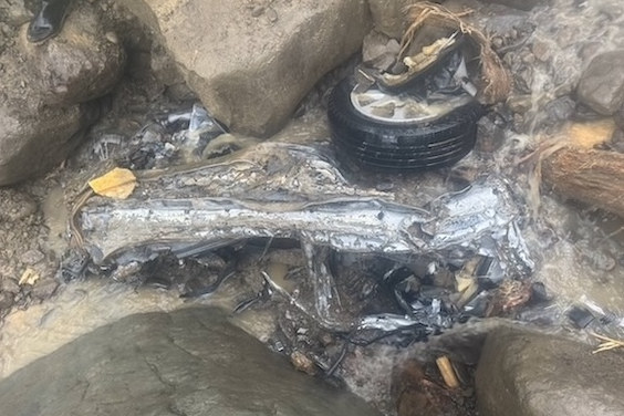 高雄警消2日在桃源區南橫公路旁的山谷找到變形的汽車車體、輪胎。圖／高雄市消防局提供