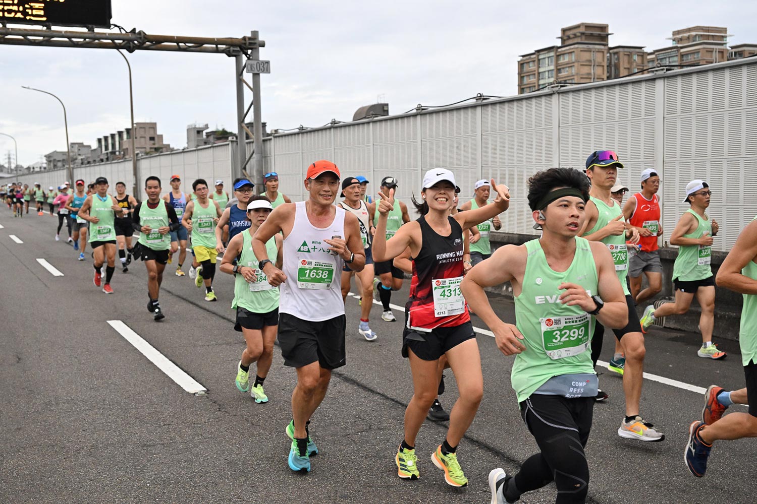 長榮航空城市觀光馬拉松祭出多重好禮，吸引跑者們參加這場運動盛會。圖/取自長榮航空城市觀光馬拉松網站