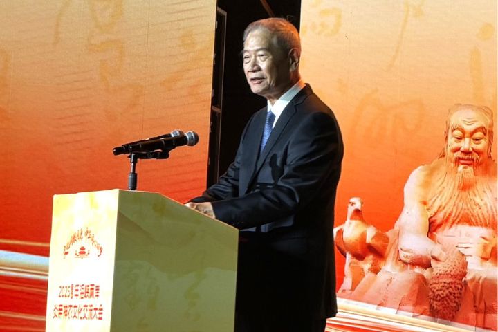海峽兩岸關係協會會長張志軍在以「文化同根同源 中華同心同夢」為主題的2025(乙巳)年海峽兩岸炎帝神農文化交流大會上致詞。圖/記者陳素貞攝