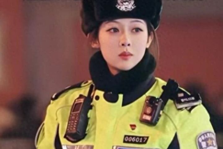 北京街頭一名女交警因外型神似中國大陸知名演員楊紫，被網友稱為「北京最美交警」。圖/取自騰訊網•文小娛