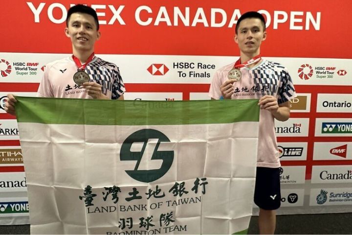 台灣羽球雙胞胎李芳任、李芳至BWF超級300的加拿大羽球公開賽，雙胞胎兄弟李芳任（左）、李芳至（右）合力奪冠。圖/中央社