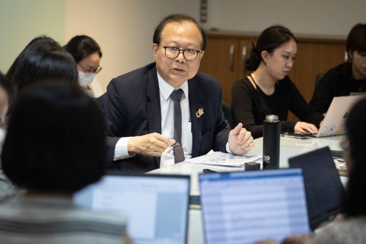 行政院人事行政總處人事長蘇俊榮（中）28日表示，明年春節是否有望擴大為「9天連假」，預計6月底前對外公布完整方案。圖/中央社