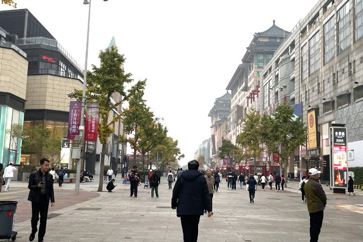 大陸現行工時標準為每日8小時、每周40小時。多地推2.5天休假制，認為可促進消費、改善生活與工作平衡。圖/陳素貞攝