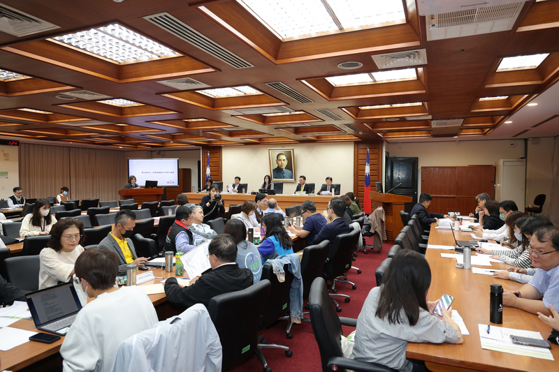 立院教育及文化委員會24日舉行「解決教師荒－校事會議檢討及策進」公聽會，邀請立委與學者專家一同參與討論。圖/中央社