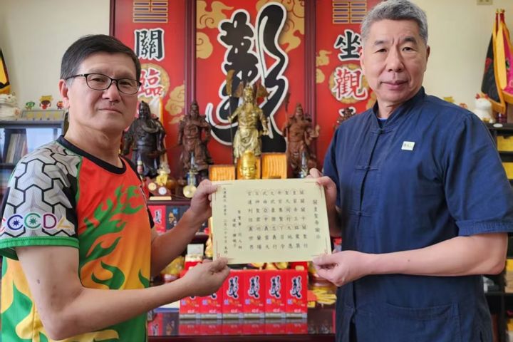 為弘揚關公文化精神，孫文學校校長張亞中（右）近年常參與推動關公文化的旅遊教育活動，圖為2日前往宜蘭羅東拜會中華關聖帝君公益弘揚總會理事長游承曉（同人居士，左）。圖／作者提供