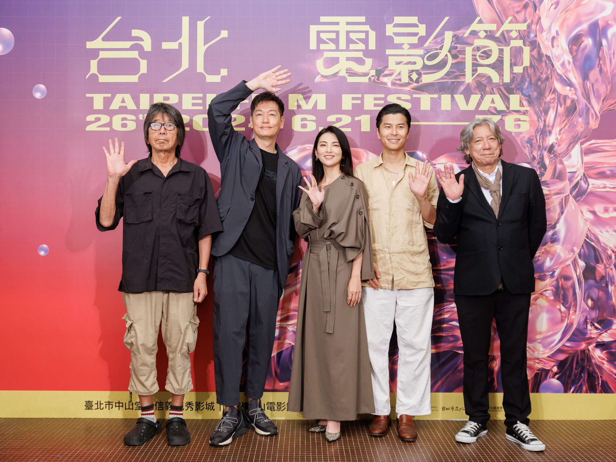 日本電影《福田村事件》星光首映，左起導演森達也、演員井浦新、田中麗奈、朝井大智、製片小林三四郎。圖/台北電影節提供
