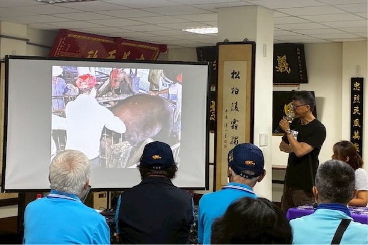 高雄市客委會舉行微電影分享活動，影片中呈現秤重神豬的鏡頭。圖/高雄市客委會