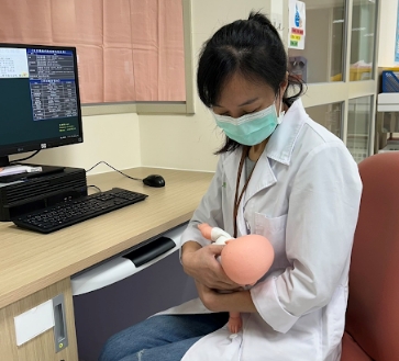 劉思妤醫師鼓勵媽媽們能多親餵寶寶，正確移除奶水，有助緩解乳房腫脹。圖／台大竹北分院提供。