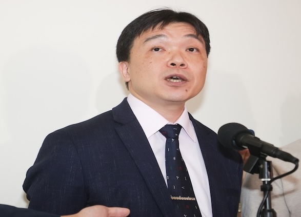 對於台灣部分藝人疑似配合大陸演出，甚至貶低台灣的國家主權，陸委會副主委沈有忠（圖）15日在立法院表示，希望這些藝人能自我收斂與節制。圖/中央社