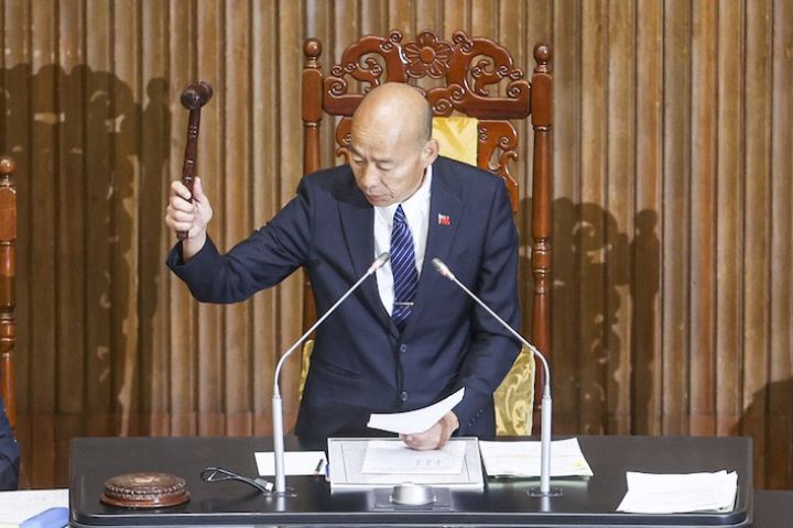 立法院29日院會三讀通過「因應國際情勢強化經濟社會及民生國安韌性特別條例第6條及第9條條文修正草案」，立法院長韓國瑜（圖）敲槌宣布通過。圖/中央社