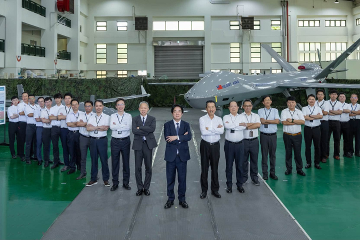 圖為總統賴清德7月視導中山科學研究院航空研究所無人機發展現況。圖/取自國防部發言人臉書