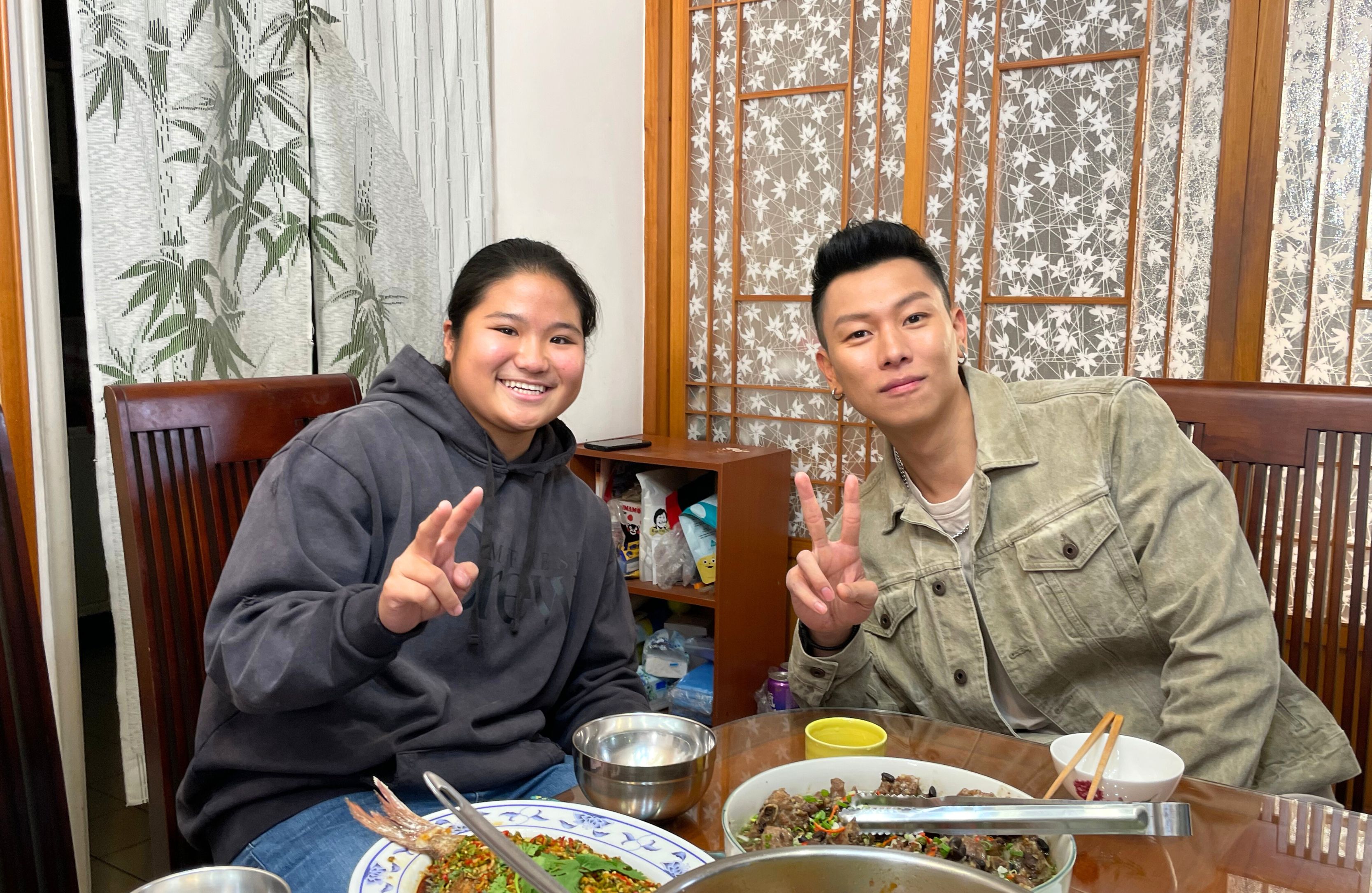 瘦子(右)擔任《誰來晚餐》神秘嘉賓，拜訪鏈球國手蔡慈妍一家。圖/公視提供