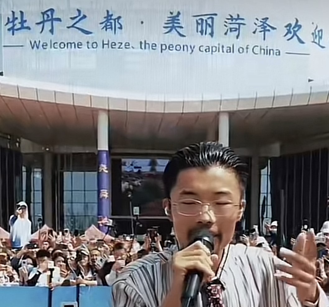 山東菏澤的一個網紅郭有才，憑藉著一首翻唱歌曲《諾言》，迅速火爆網路。圖/截自郭有才抖音