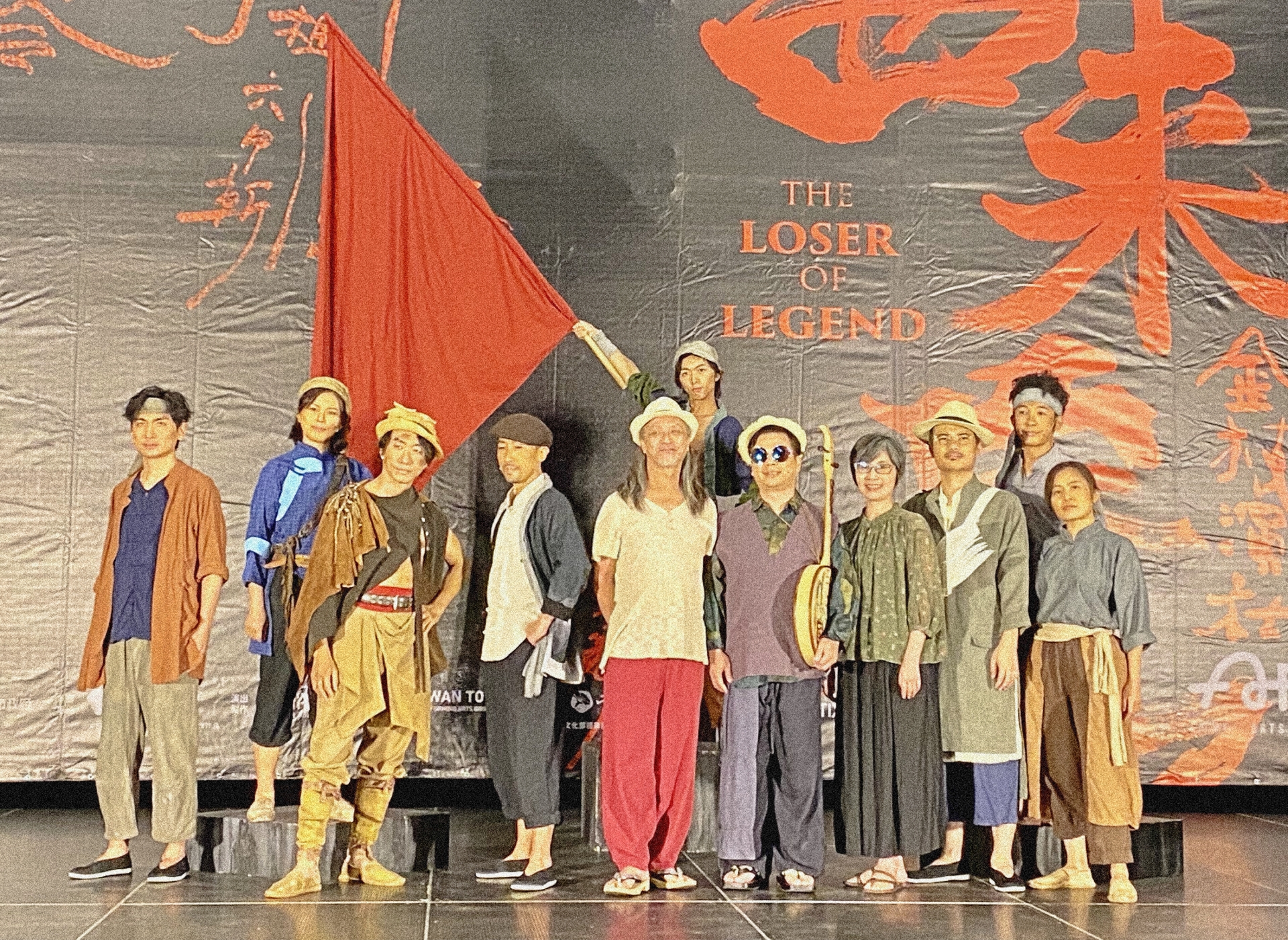 金枝演社《西來庵》以1915年日治時期西來庵事件為背景，編劇游蕙芬（右3）、歌手王俊傑（右4），導演王榮裕（右5）率20演員重現草根力量。圖/田瑜萍攝