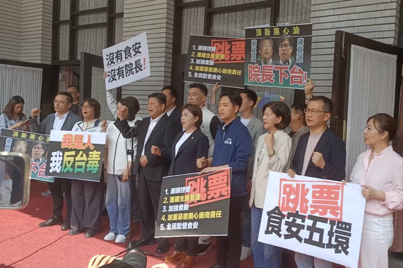毒油風暴延燒，行政院長卓榮泰14日下午赴立法院專題報告，國民黨團於立法院議場前痛批卓內閣毫無作為就想讓已下架的油品重新上架，要求總統賴清德道歉、卓榮泰下台，眾藍委並高喊「沒有食安、沒有院長」、「民進黨毒台、卓榮泰下台」。圖/記者簡立欣攝