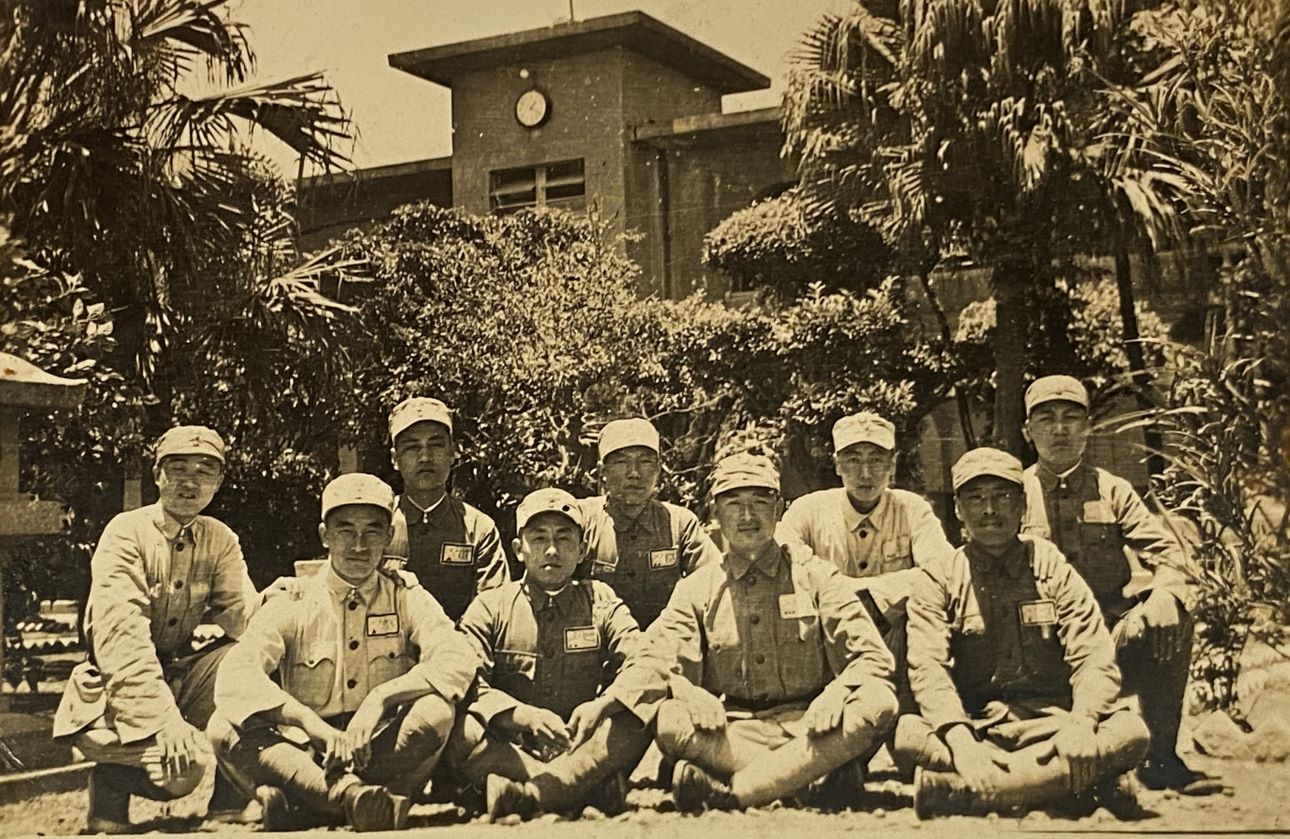 趙忠正（前排右1）從軍照。圖/取自沈春池文教基金會。