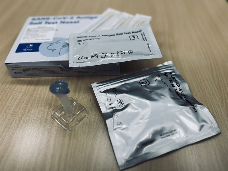 國內疫情升溫，有民眾跑遍藥局都買不到快篩，衛福部疾管署26日表示，已請各縣市完成盤點及持續更新轄內快篩相關販售或提供資訊，公布於衛生局網頁。圖為COVID-19家用快篩試劑。圖/中央社