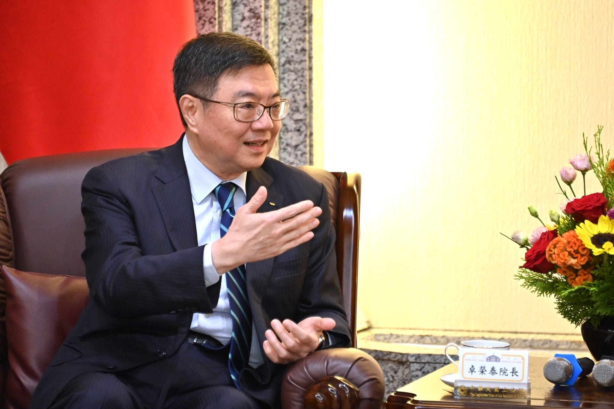 行政院長卓榮泰宣布，原定於5月31日截止的赴中國旅行團禁令，考量到仍有部分旅行團未能及時出發，決定放寬至6月1日前規劃的旅行團可繼續執行。圖／取自行政院臉書