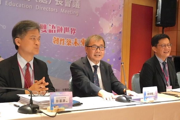 教育部長鄭英耀（中）9日表示，預計2031年左右將有一波教師退休潮，為能因應，將從增加彈性聘用管道等著手，引入業界人才。圖／中央社
