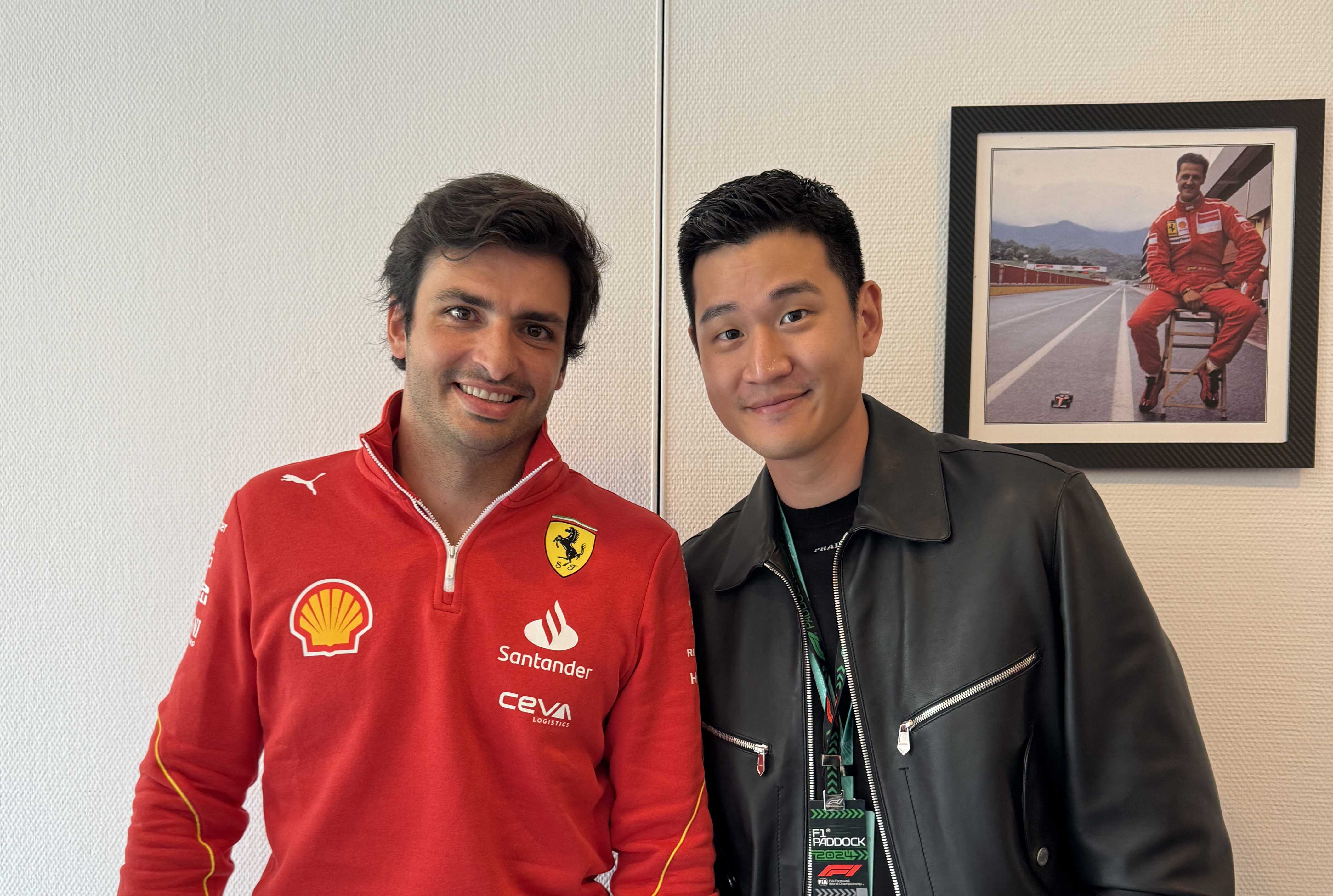 周興哲（左）與F1賽車選手Carlos Sainz合影。圖/星空飛騰提供