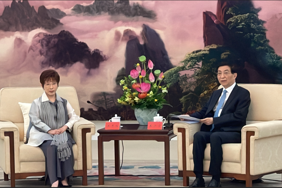 大陸全國政協主席王滬寧(右)4日在北京會見前國民黨主席洪秀柱等參加九三閱兵的台灣代表。圖/讀者提供