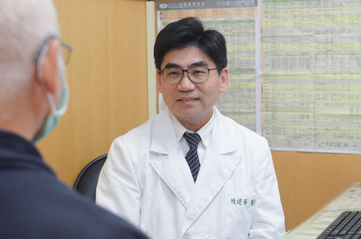 胃腸肝膽科陳建華主任建議有膽結石的民眾以清淡飲食為主，以免膽囊劇烈收縮，導致結石卡在膽囊管。圖/台北慈濟醫院提供