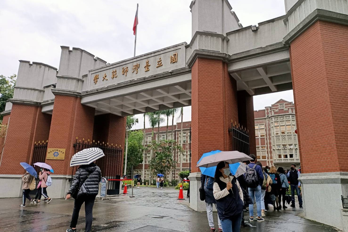 此前台師大內部曾做出一份1萬3726字調查報告〈本校校齡認定專案研究成果報告〉，報告結論指出，台師大與日據時期的台北高等學校「無隸屬關係」，台師大不宜「率然片面地、主觀地、一廂情願地以1922年台北高等學校成立之年做為本校校史起點，以免徒遭物議」，口氣可說是相當重。圖為台師大校門口。圖/ 記者簡立欣攝