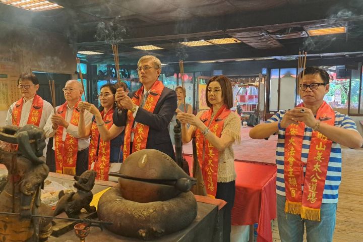 企業家謝玲玲博士（右二）在文大副校長王志誠（右三）陪同下，赴陽明山姜太公道場參拜。圖/陽明山姜太公道場提供