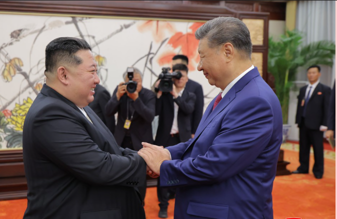 中共總書記習近平(右)4日下午在北京人民大會堂會見朝鮮勞動黨總書記金正恩 ，兩人互稱同志。圖/取自朝中社