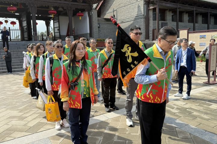 台灣中華關聖帝君公益弘揚總會ㄧ行至山西關公祖廟恭請正統令旗。圖/記者張蔭泉攝