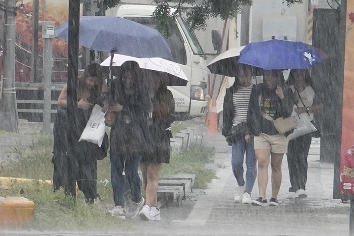 受西南風影響及對流雲系發展旺盛，各地易有短延時強降雨。圖/取自中央氣象署