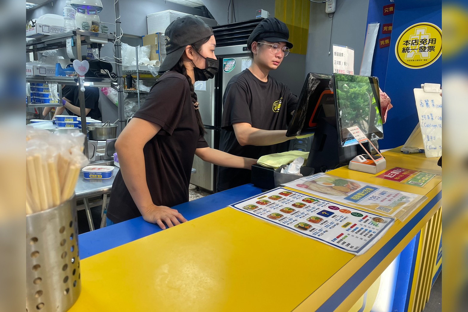 用餐尖峰時段的餐飲業。圖/記者洪子苓攝