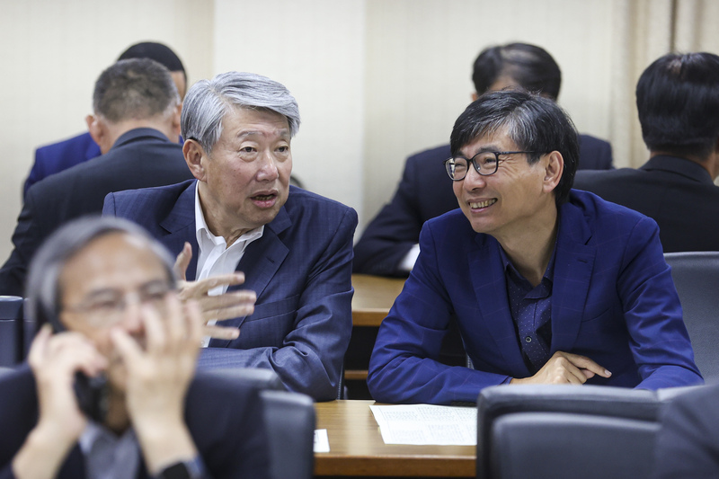 國民黨立院黨團指控，經濟部調整高科技出口管制名單是圖利經濟部長郭智輝（右2）所屬的崇越公司。圖/中央社