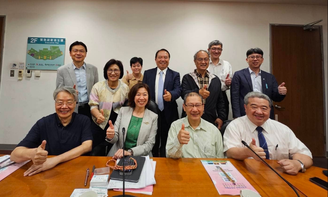 衛福部次長林靜儀（左前2）近日因輸液缺貨頻繁在臉書發文抱怨，引發民眾黨立委陳昭姿批評不符合政務官應有的風格。圖/ 取自林靜儀臉書