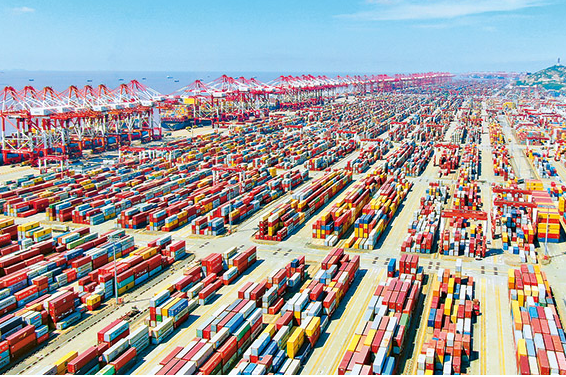 上海洋山港。5月份大陸出口暢旺，但製造業採購經理指數PMI仍低於50%的榮枯線 。圖/取自新華網