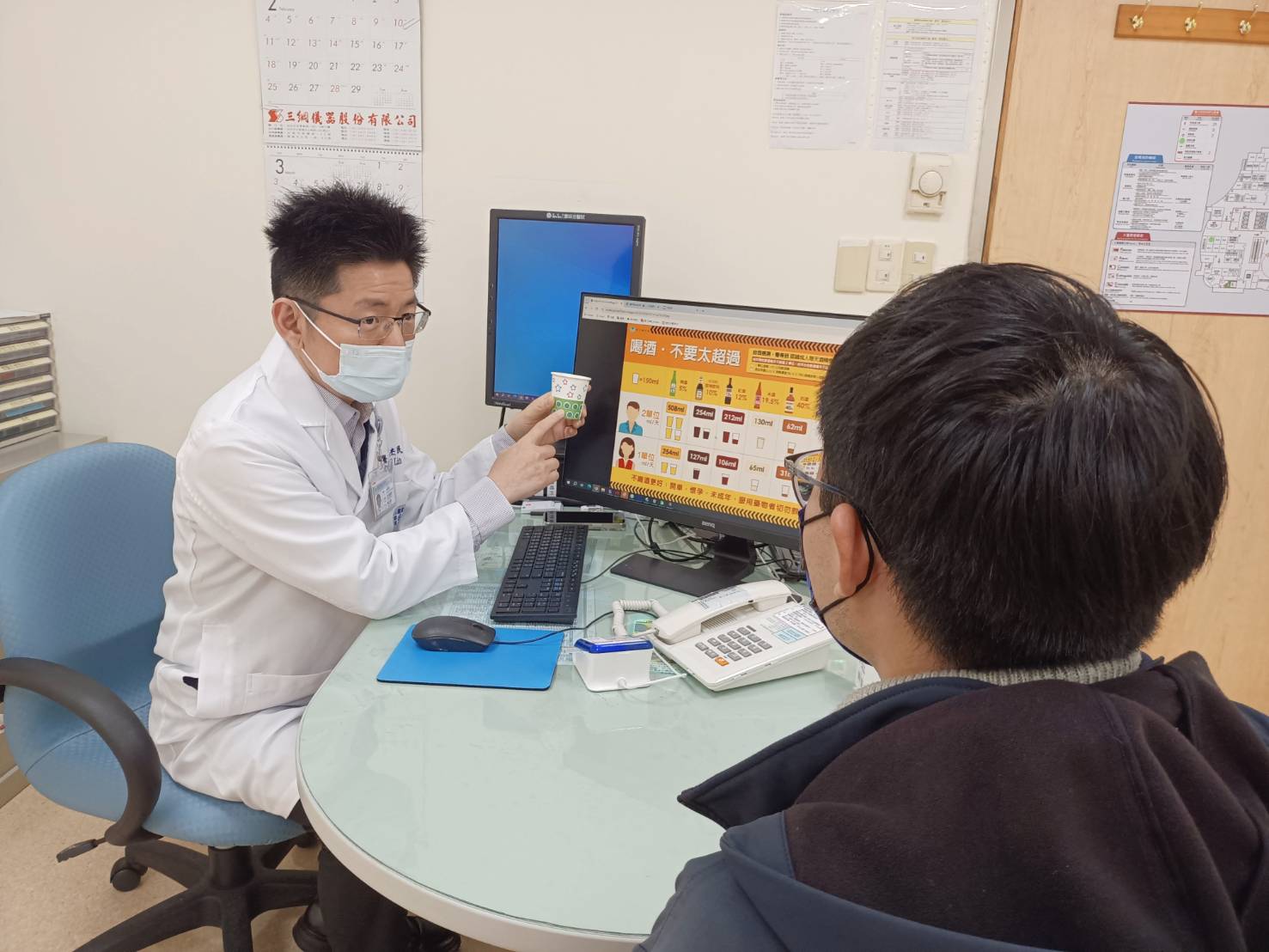 心身科林杰民醫師向民眾說明成人每日酒精飲用量。圖非個案本人。圖/童綜合醫院提供