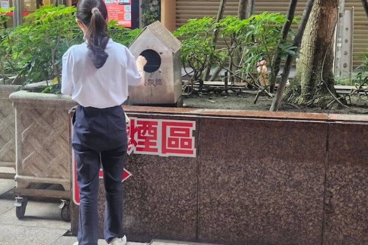 據衛生福利部國民健康署最新調查發現，113年大專生吸菸率5.6%與111年5.4%相比，出現微幅上升警訊。圖/中央社