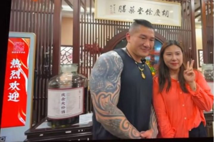 網紅「館長」陳之漢在杭州與民眾合影。圖/取自微博影片