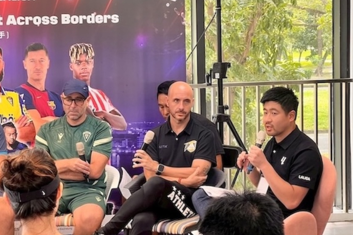 2025福爾摩沙國際座談會於7月30日舉行，左起為卡迪斯俱樂部教練Manuel Estepa（著綠上衣）、地主球隊高雄Attackers FC教練Jose Luis Rojas，座談會主持人西甲香港區代表李冠熹。圖／西甲提供