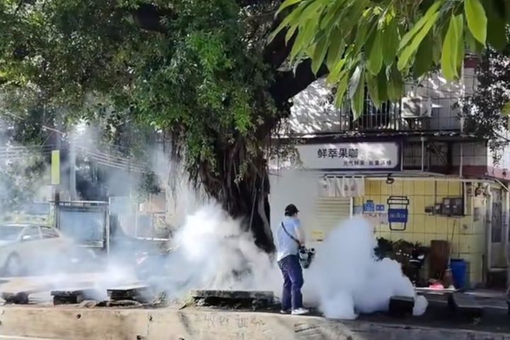 廣州採用化學消殺，每日伊蚊活躍高峰時段（早上6:00–9:00、下午5:00–7:00），集中對公共區域如學校、醫院、工地與地鐵站等人流密集處進行滯留噴灑。圖/取自微博影片