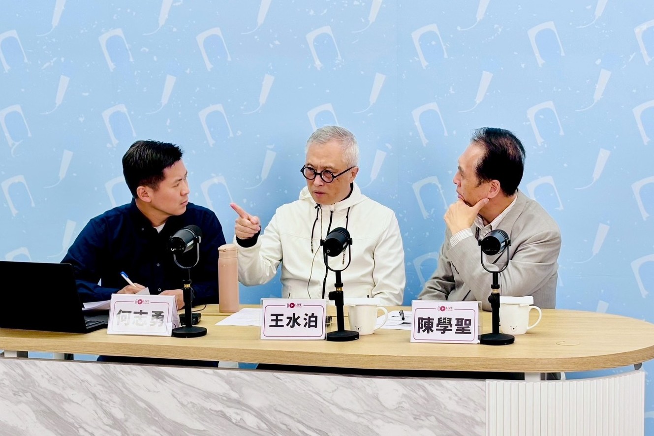 加拿大籍華裔導演王水泊(中)18日在網路直播節目《志聖鮮思》，與國民黨前立委陳學聖(右)、清華大學兼任助理教授何志勇(左)討論兩岸議題，直言在大時代的悲劇之下，戰爭沒有贏家。圖/何志勇提供