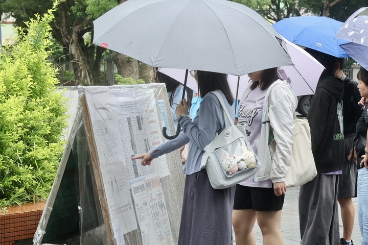 大學分科測驗周五（11日）登場，北市建國中學考場內午後有不少人冒雨查閱應試相關資訊。圖/取自中央社