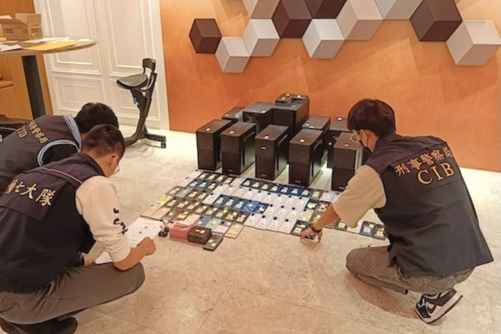 臉書網站因違反打詐專法，被數發部罰款1500萬元。圖為刑事局於去年5月查獲一件臉書假投資詐騙案，整理一批贓證物。圖／取自刑事局網站