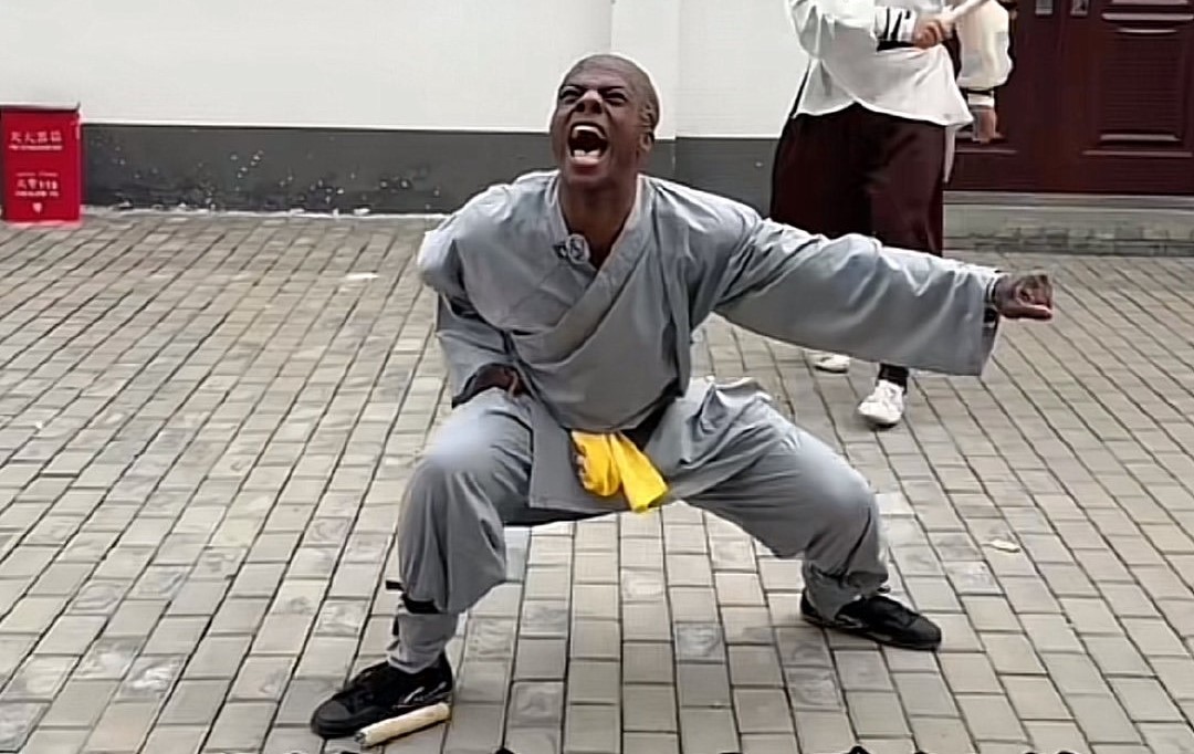「甲亢哥」多次強調在河南少林寺的直播是遊大陸的「高光時刻」。圖/取自微博