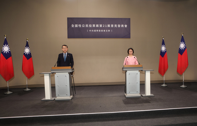 核三重啟公投第2場電視意見發表會9日登場，正方代表是國民黨立委翁曉玲（右）、反方代表為行政院能源減碳辦公室副執行長林子倫（左）。圖/中央社