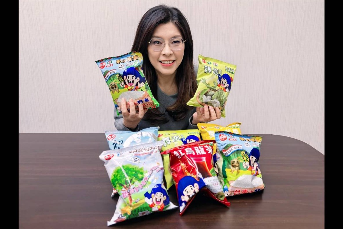 國民黨主席鄭麗文21日開心展示收到的6款台東限定乖乖。圖/取自鄭麗文臉書