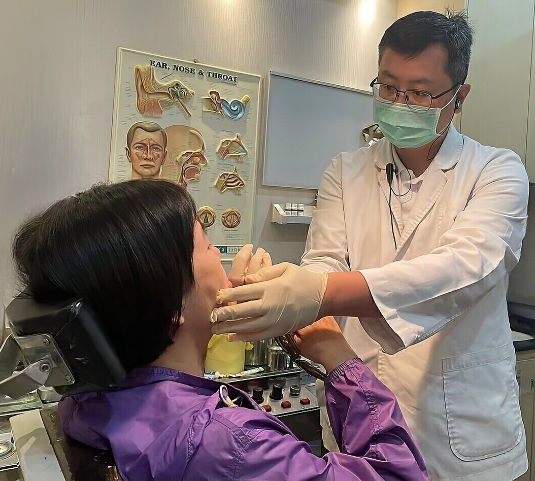 醫師為舌炎患者診療。圖/陳建志醫師提供