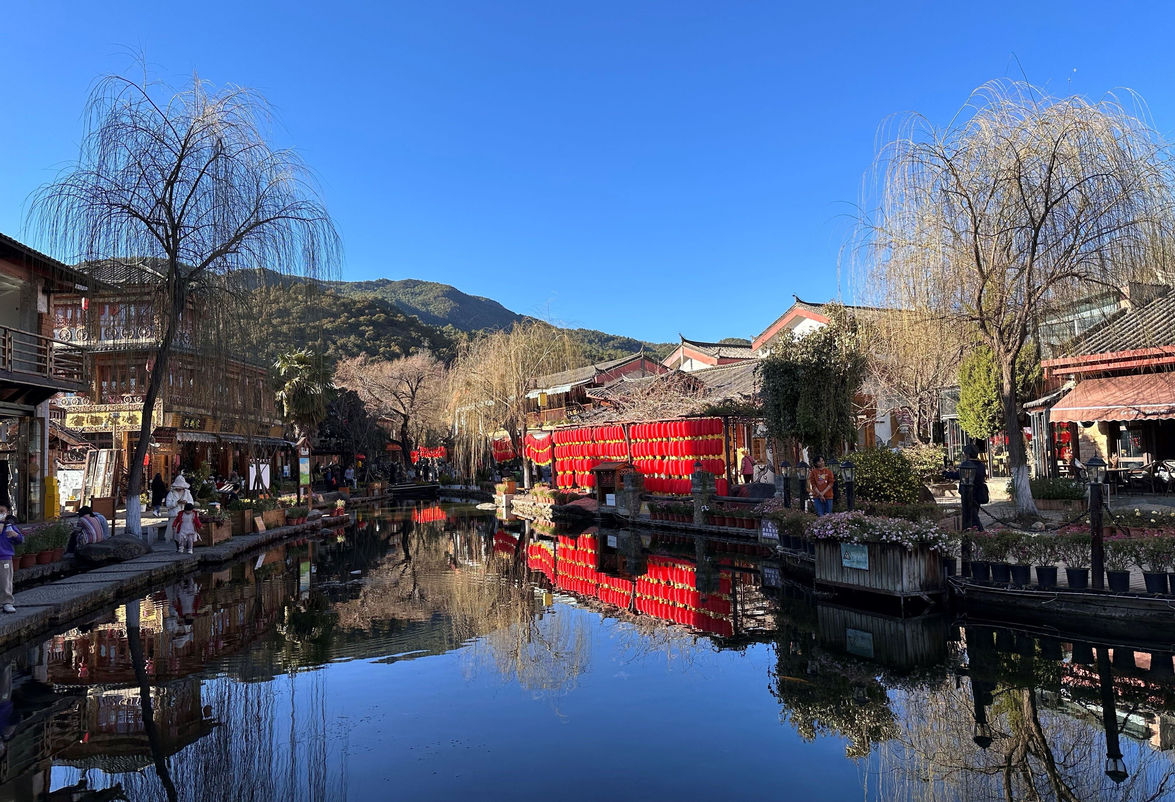 清澈流水穿過以納西族傳統建築的古鎮，因而被譽為「雪山腳下的世外桃源」。圖/陳思豪攝